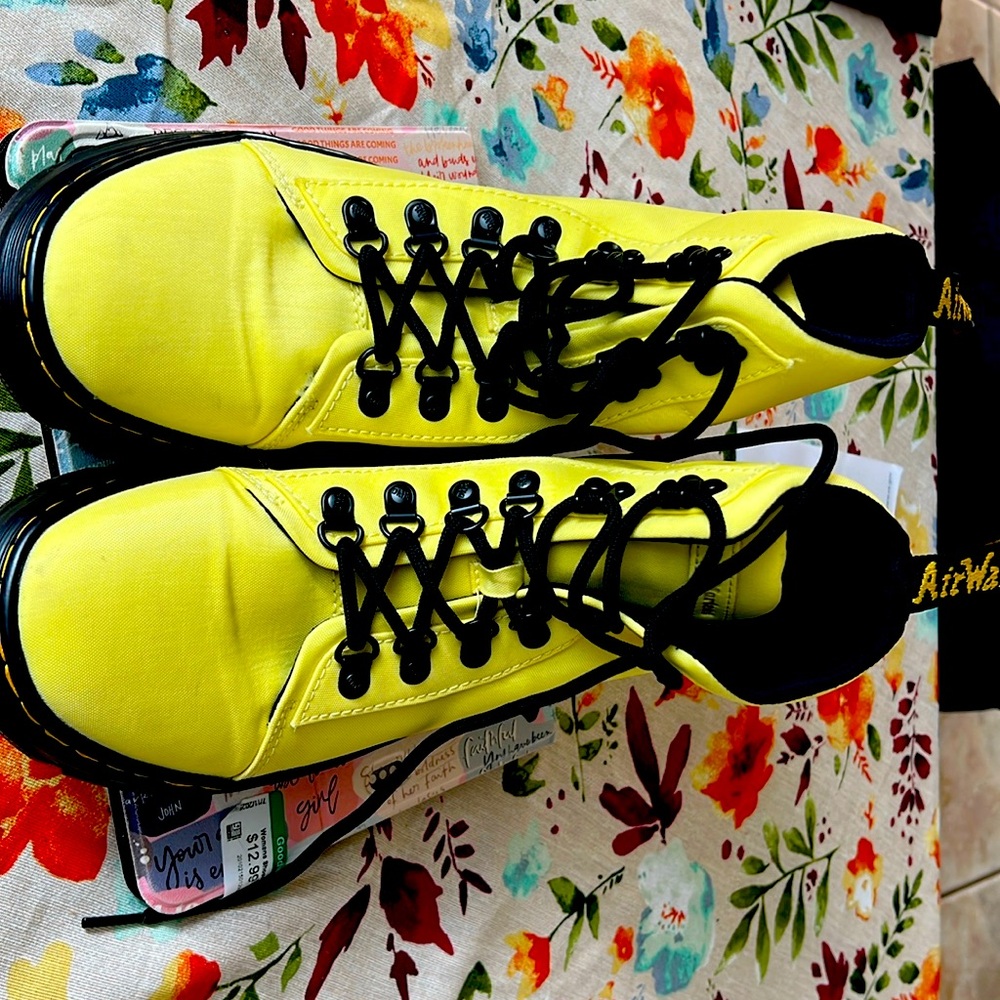 💛💛 WOMEN'S DR. MARTENS COMBS, COMBAT BOOTS💛💛